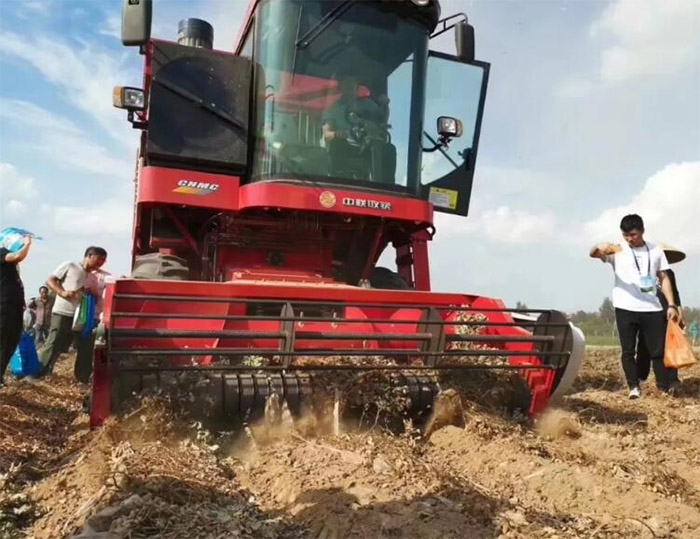 南陽陳先生采購鄭州中聯(lián)4HZJ-2500自走式花生撿拾收獲機(jī) 2-1.jpg