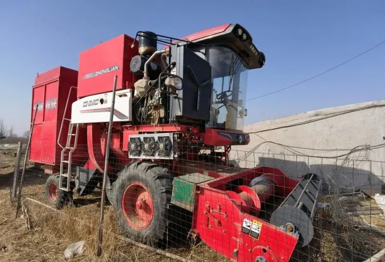 90后黃亮亮經(jīng)營(yíng)3臺(tái)中聯(lián)收獲花生機(jī)年收入過(guò)百萬(wàn) 4071.jpg