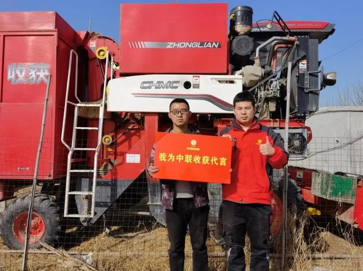 90后黃亮亮經(jīng)營(yíng)3臺(tái)中聯(lián)收獲花生機(jī)年收入過(guò)百萬(wàn) 407.jpg