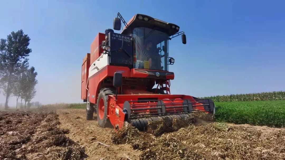 杠杠的!談及中聯(lián)收獲十年老農(nóng)機(jī)手頻出“金句”! 5092.jpg